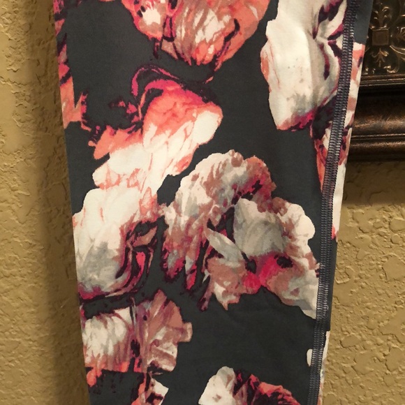 NWOT Victoria’s Secret Knockout Sports Workout Leggings. Large. Gray/Coral/White - Picture 5 of 12